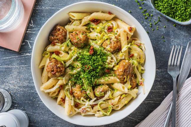 Penne met kipgehaktballetjes in comté-kaassaus