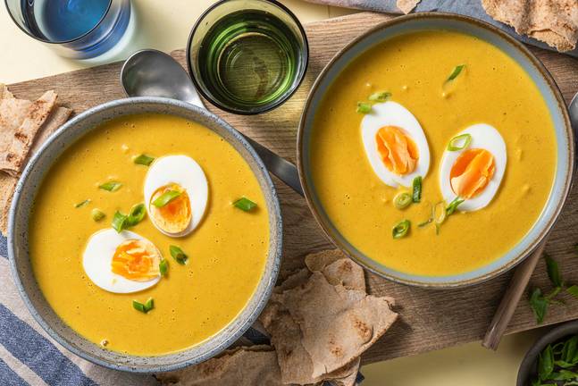 Pompoen-pindasoep met een gekookt ei