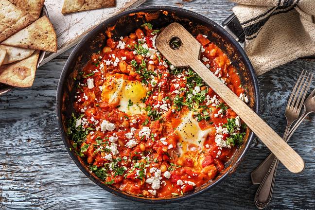 Shakshuka met zelfgemaakte tortillachips