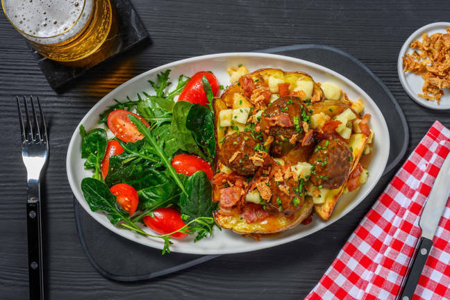 Poutine aux boulettes de bison façon cabane à sucre