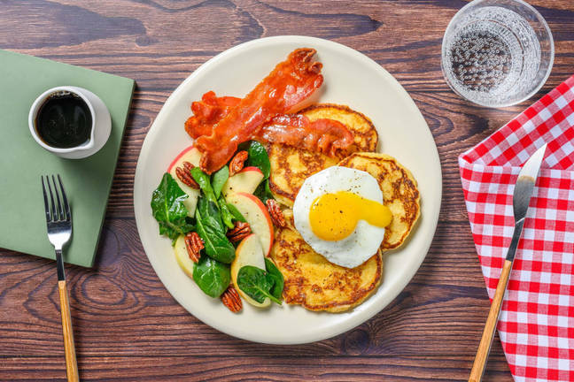 Œufs et bacon à l’érable et au poivre noir façon cabane à sucre