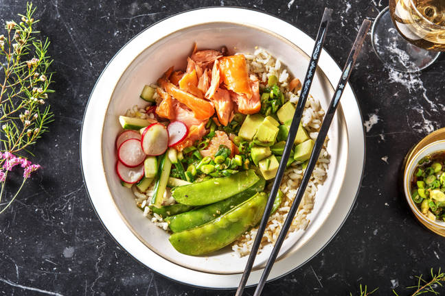 Sushibowl met warmgerookte zalm