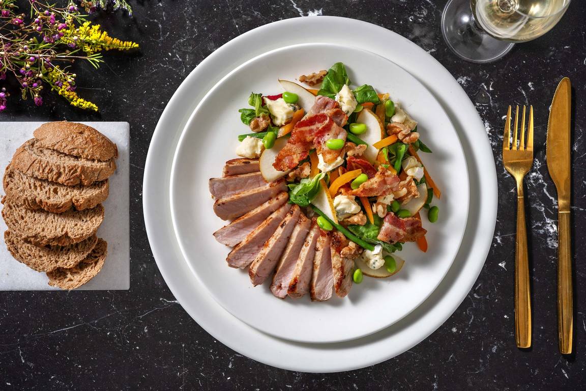 Rijkgevulde salade met varkensfilet en blauwe kaas