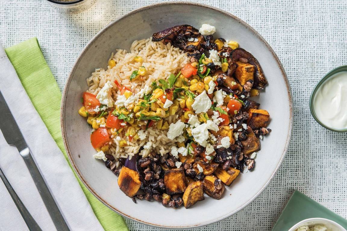 Peruviaanse rijstschotel met zoete aardappel en feta
