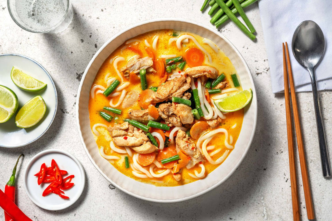 Soupe de nouilles au poulet en bouillon au lait de coco parfumé