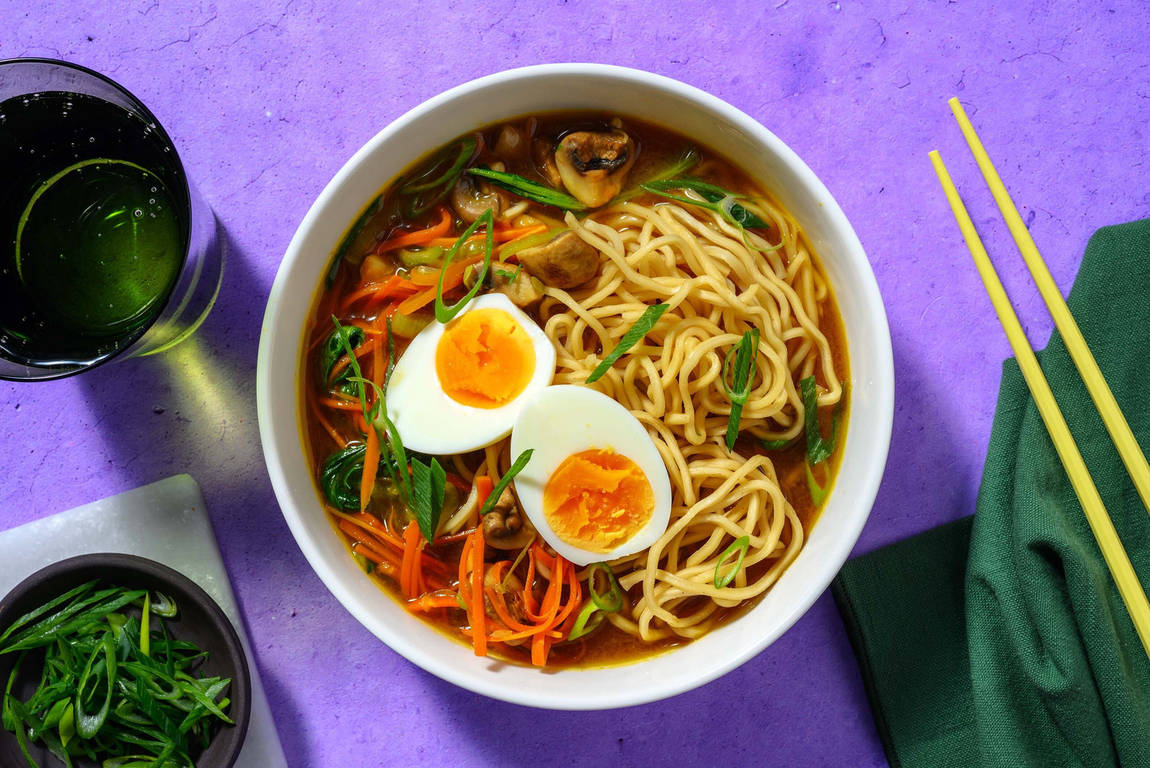 Soupe de nouilles aux champignons au miso & œuf mollet