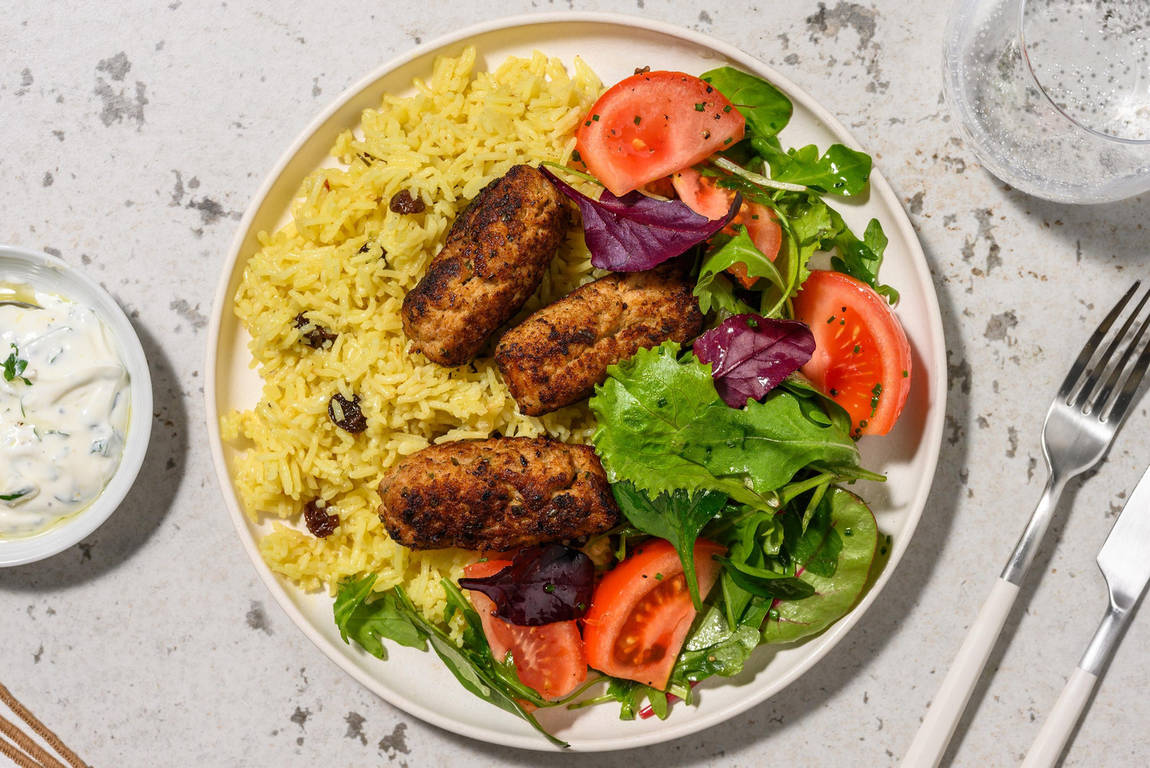 Rindfleisch-Köfte auf goldenem Aprikosen-Reis