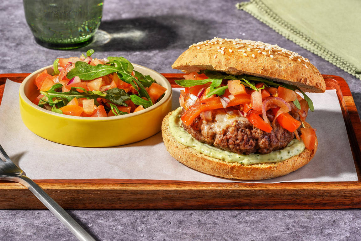 Cheeseburger op z'n Italiaans met basilicumcrème