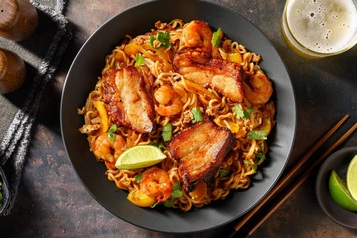 Singapore stijl noedels met garnalen en buikspek