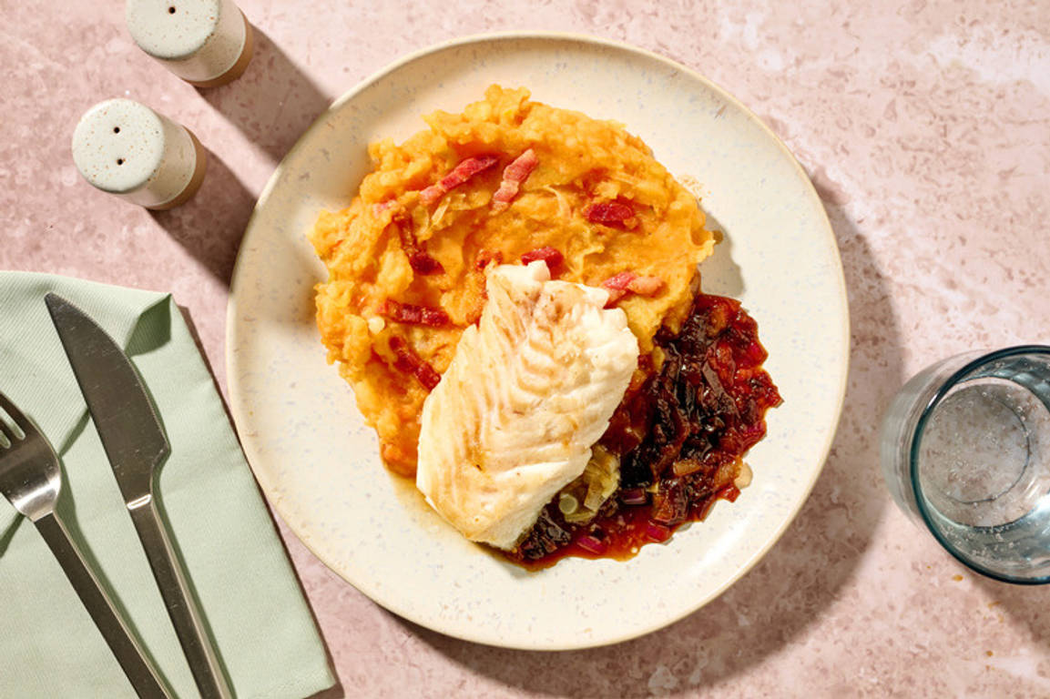 Heek met spekjes en zoete-aardappelpuree