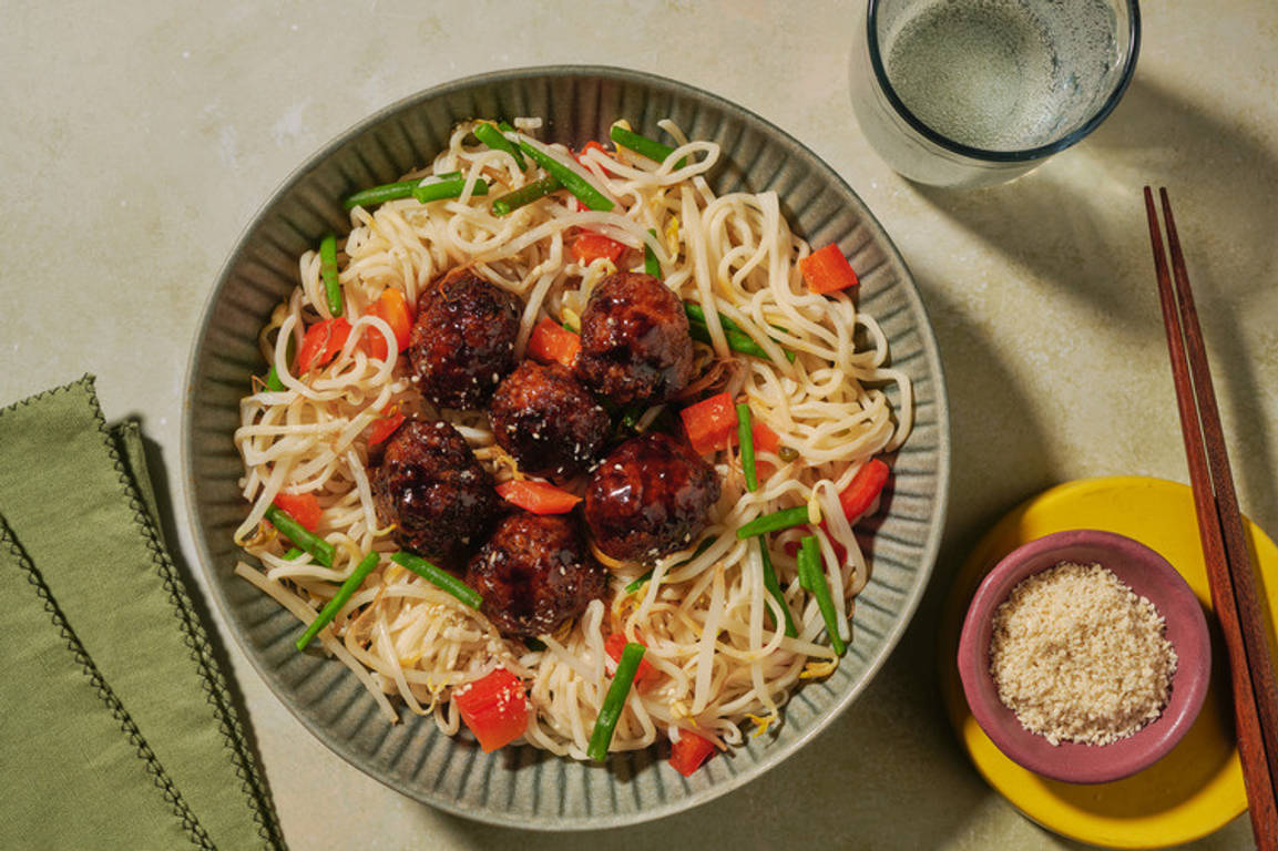 Boulettes de viande laquées et nouilles