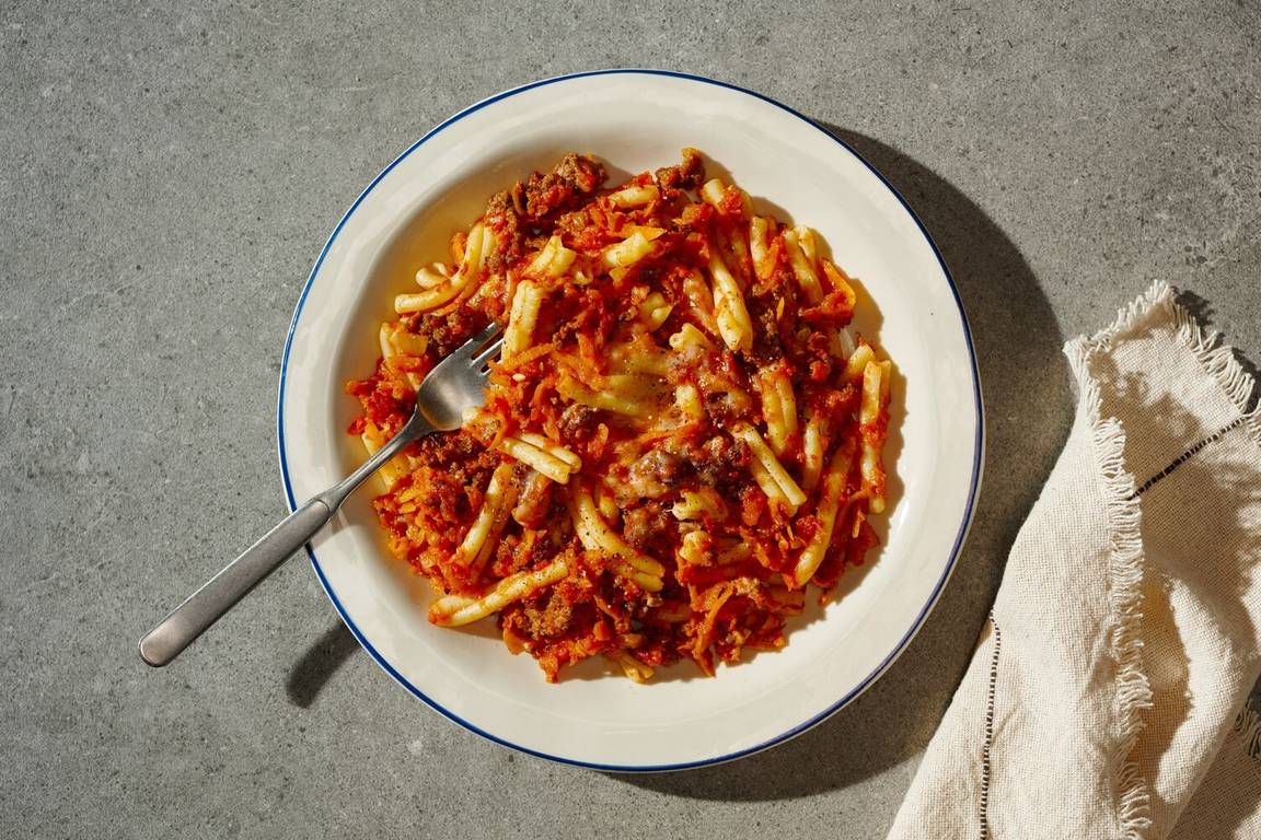 Strozzapreti Pasta mit käsiger Bolognese