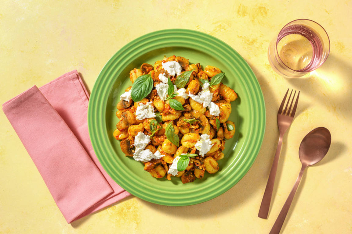 Gnocchi al funghi mit Mozzarella und Pesto