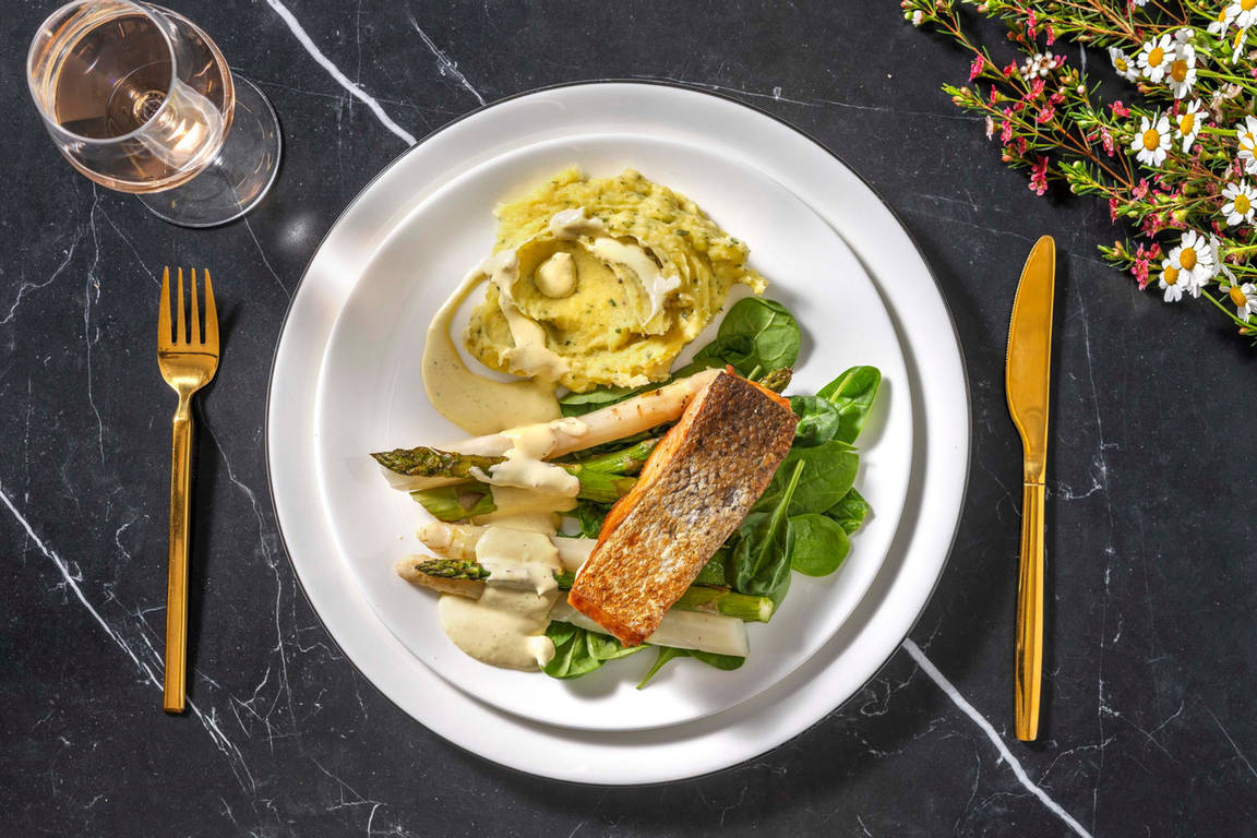 Filet de saumon, sauce béarnaise et asperges blanches et vertes