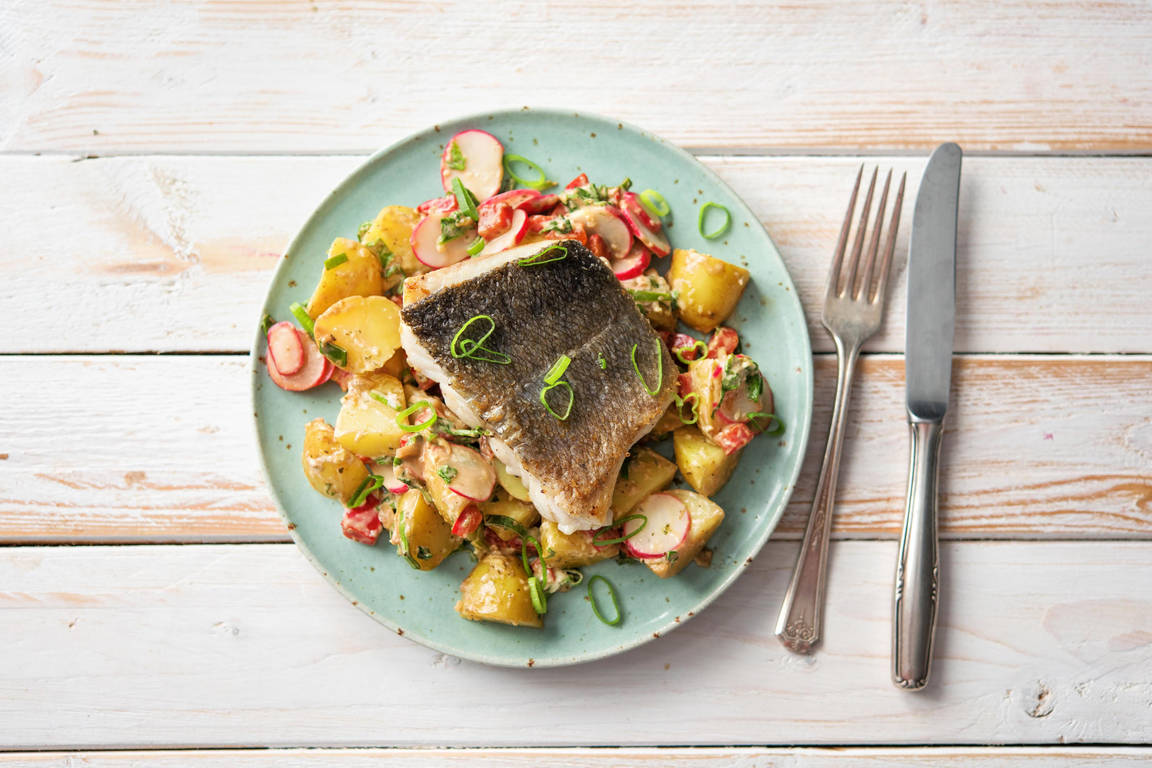 Gebakken heekfilet met aardappelsalade