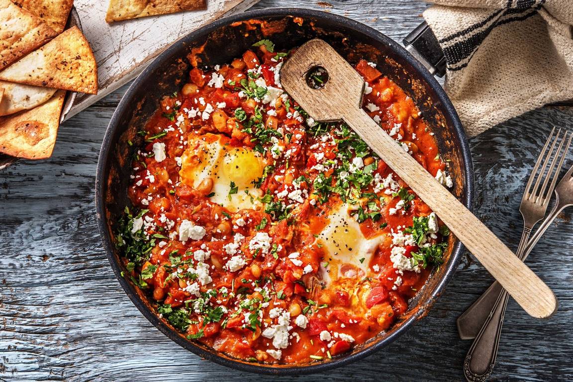Shakshuka met zelfgemaakte tortillachips