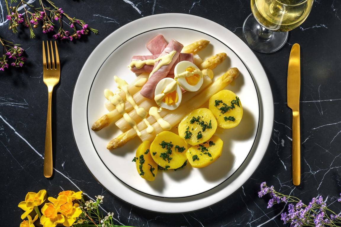 Witte asperges met ham en een gekookt eitje