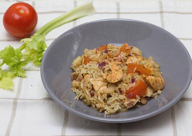 Rijstschotel van bleekselderij met kalkoenfilet