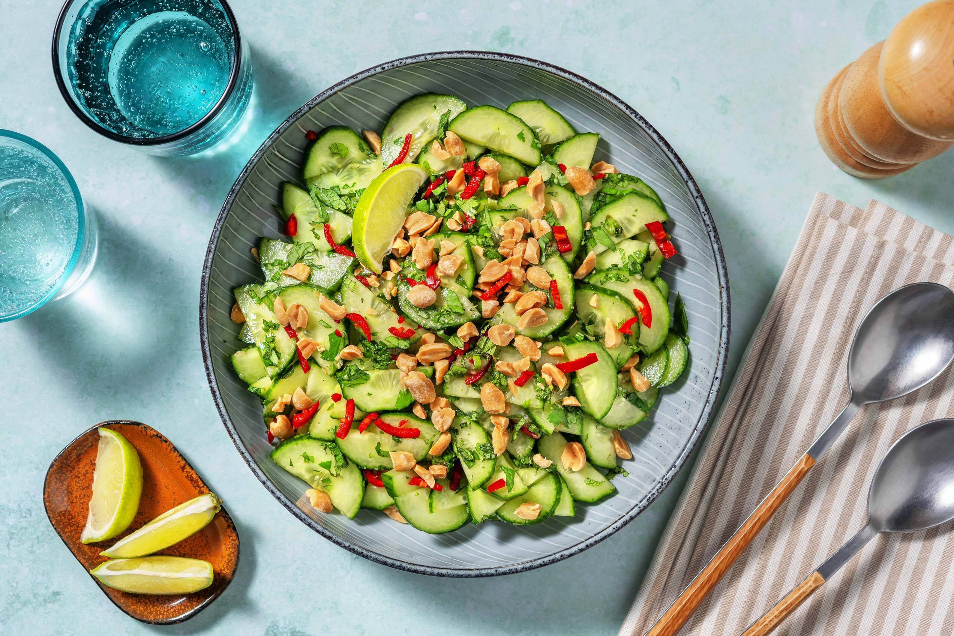 Thaise komkommersalade met gezouten pinda's