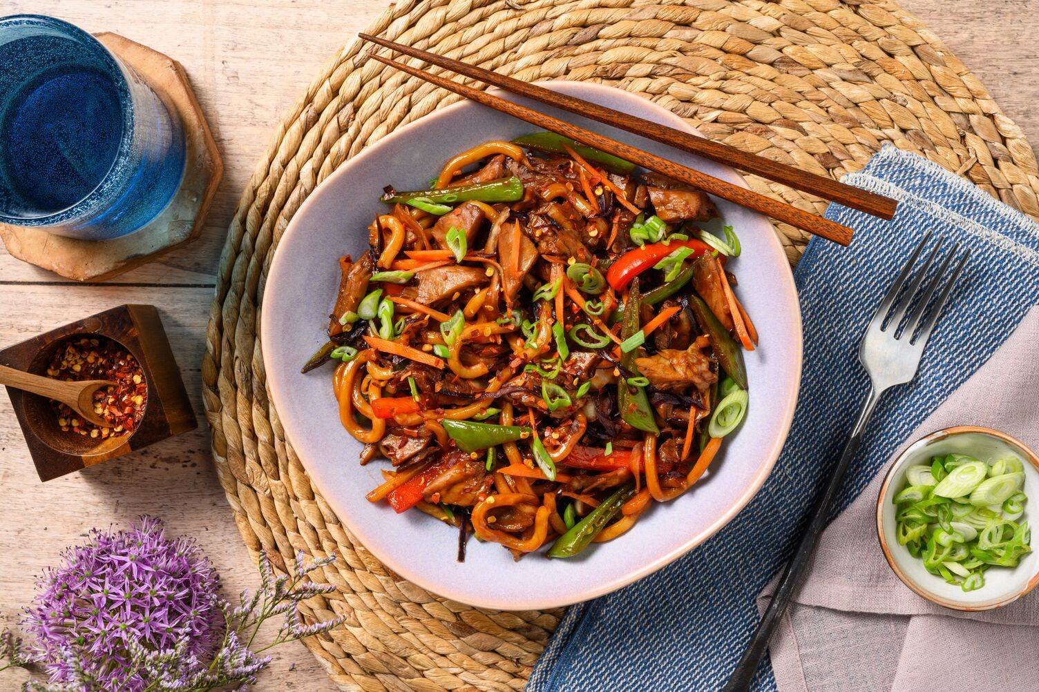 One Pan: Udon & doppelt vegane Filetstücke