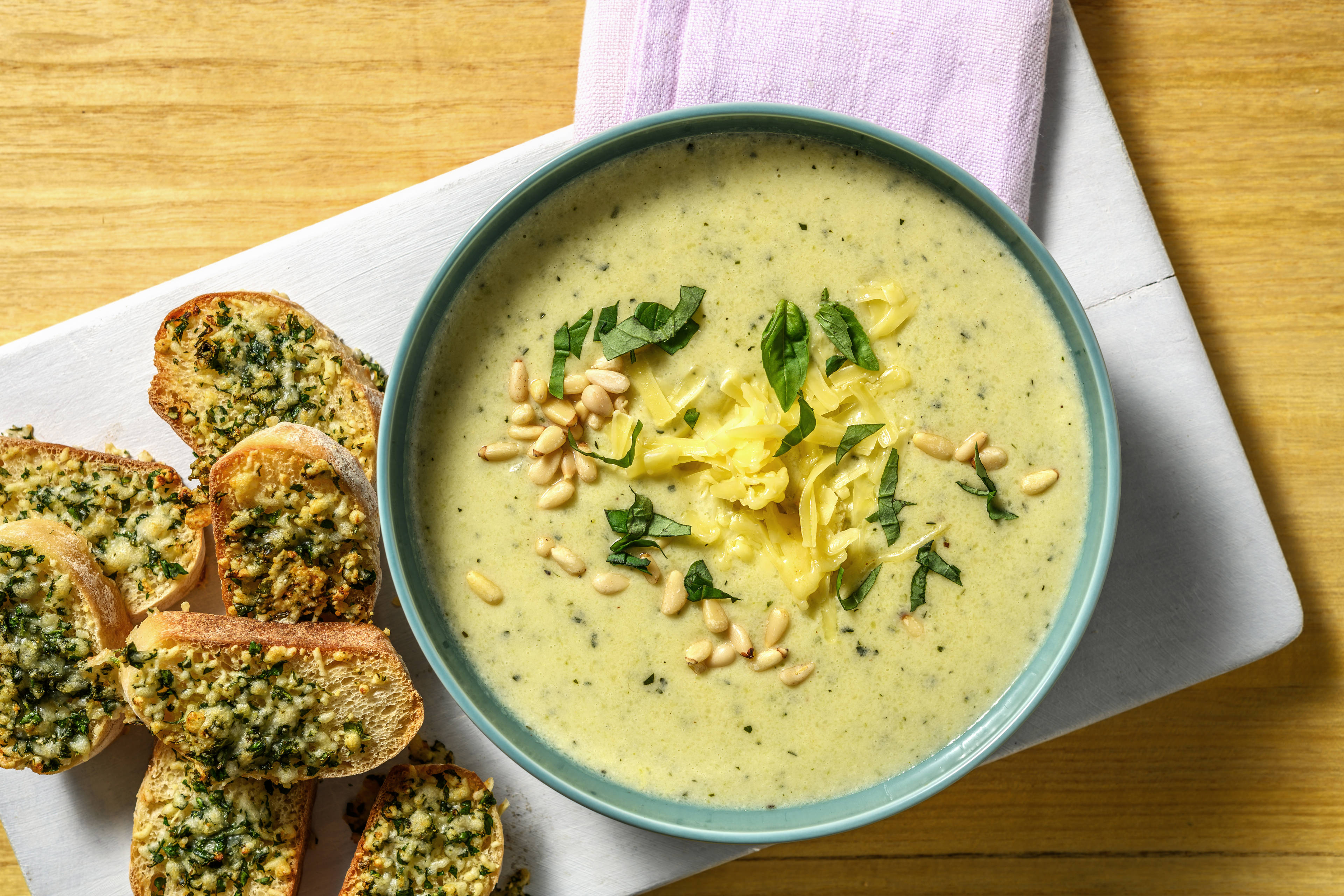 Brokkoli-Kartoffel-Suppe mit Pinienkernen