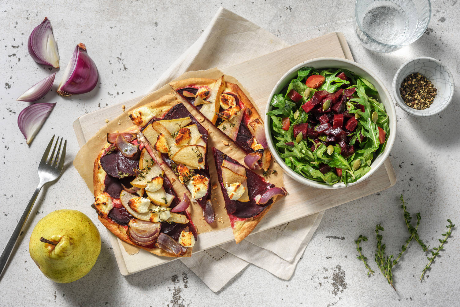 Flammkuchen met geitenkaas en rode biet
