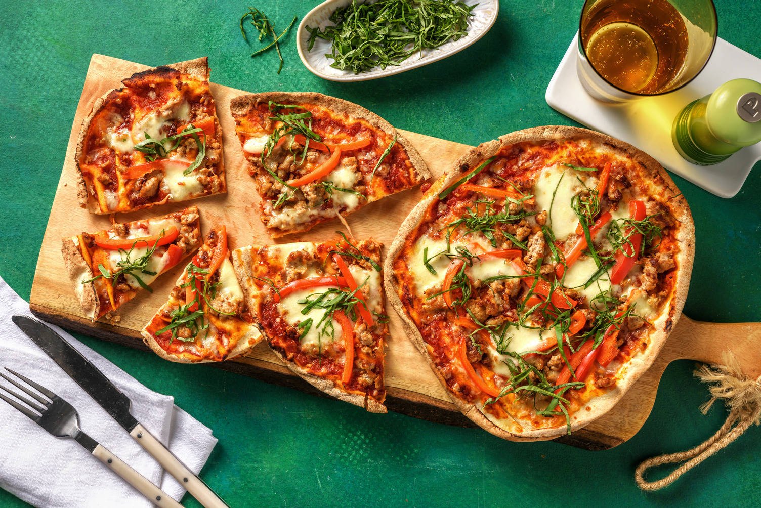 Pizza kipbolognese met buffelmozzarella en basilicum