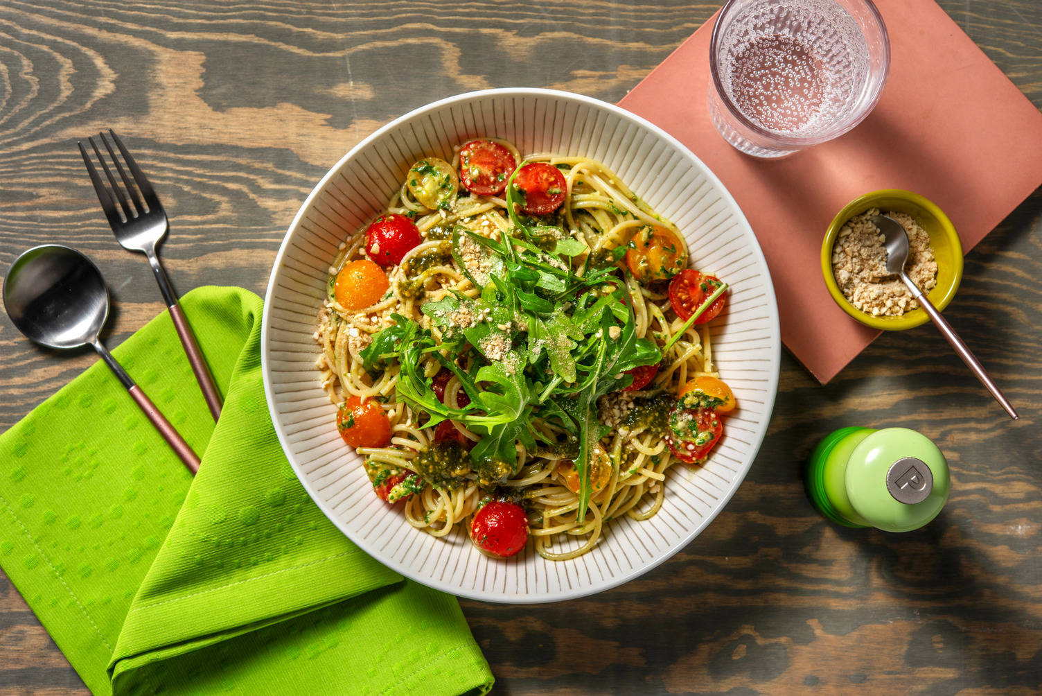 Pasta Verde mit würzigen Hefe-Cashew-Flakes