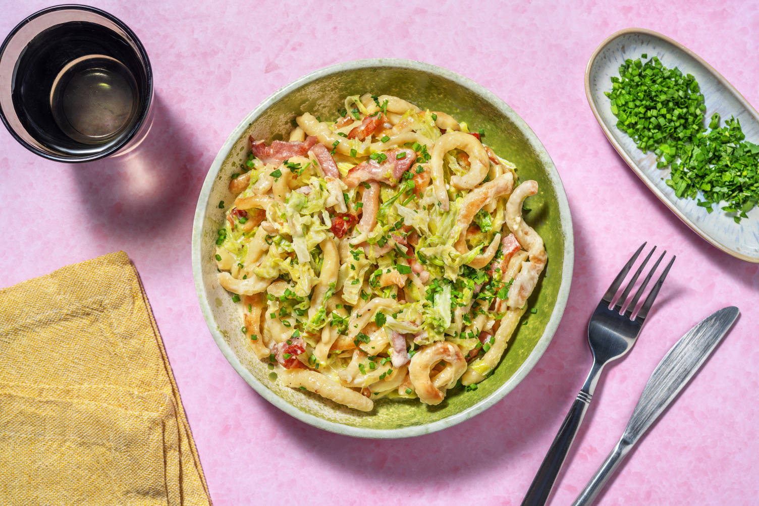 Käsespätzlipfanne mit Speck und Wirz