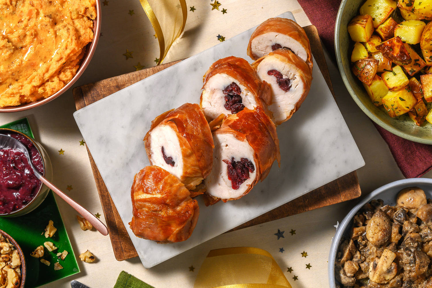 Feestelijke kalkoenrollade met serranoham en cranberrysaus