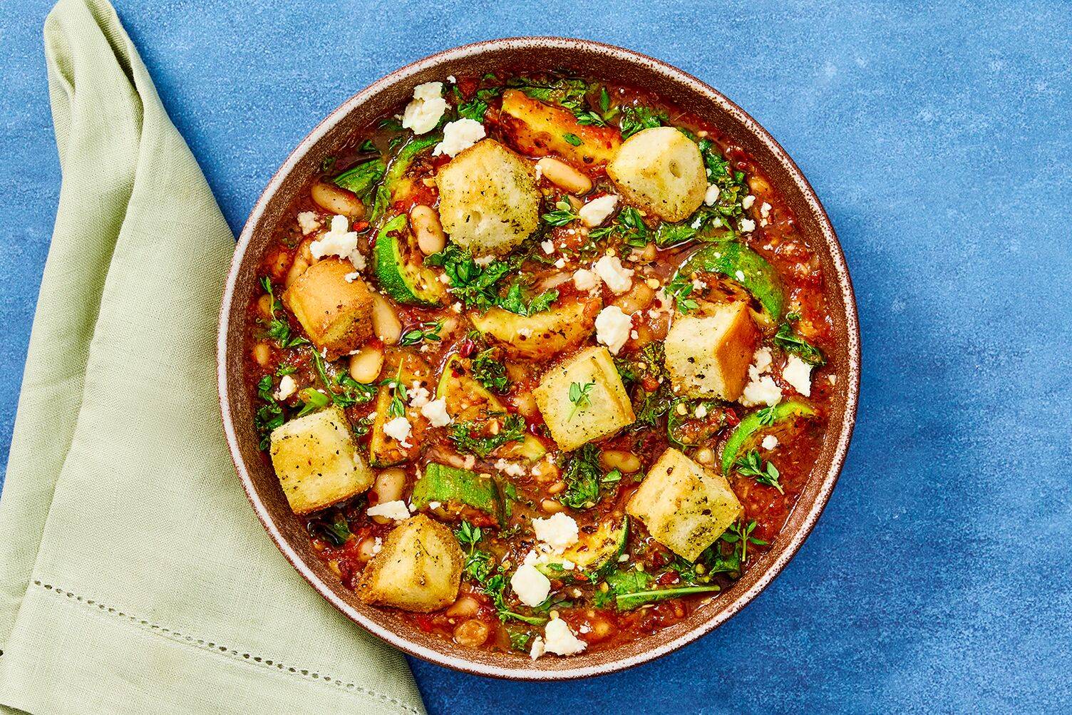 Ragoût de haricots blancs, de poulet et de chou frisé