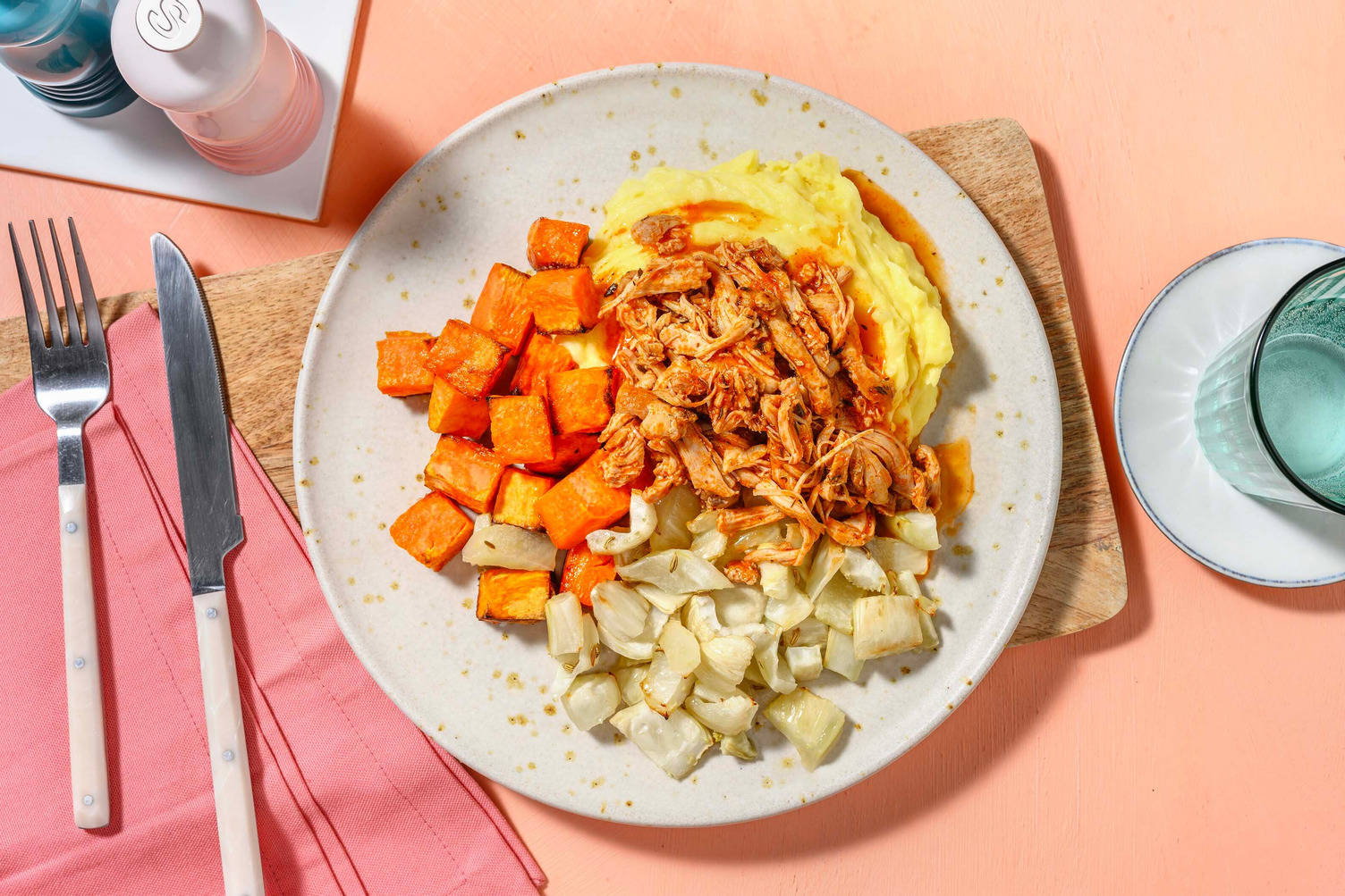 Smokey pulled chicken met zoete aardappel, venkel en puree