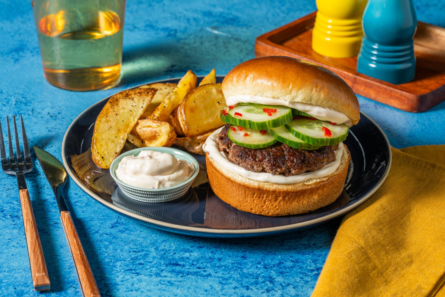 Miso Bio Beef Burger mit Sesam-Gurken-Salat