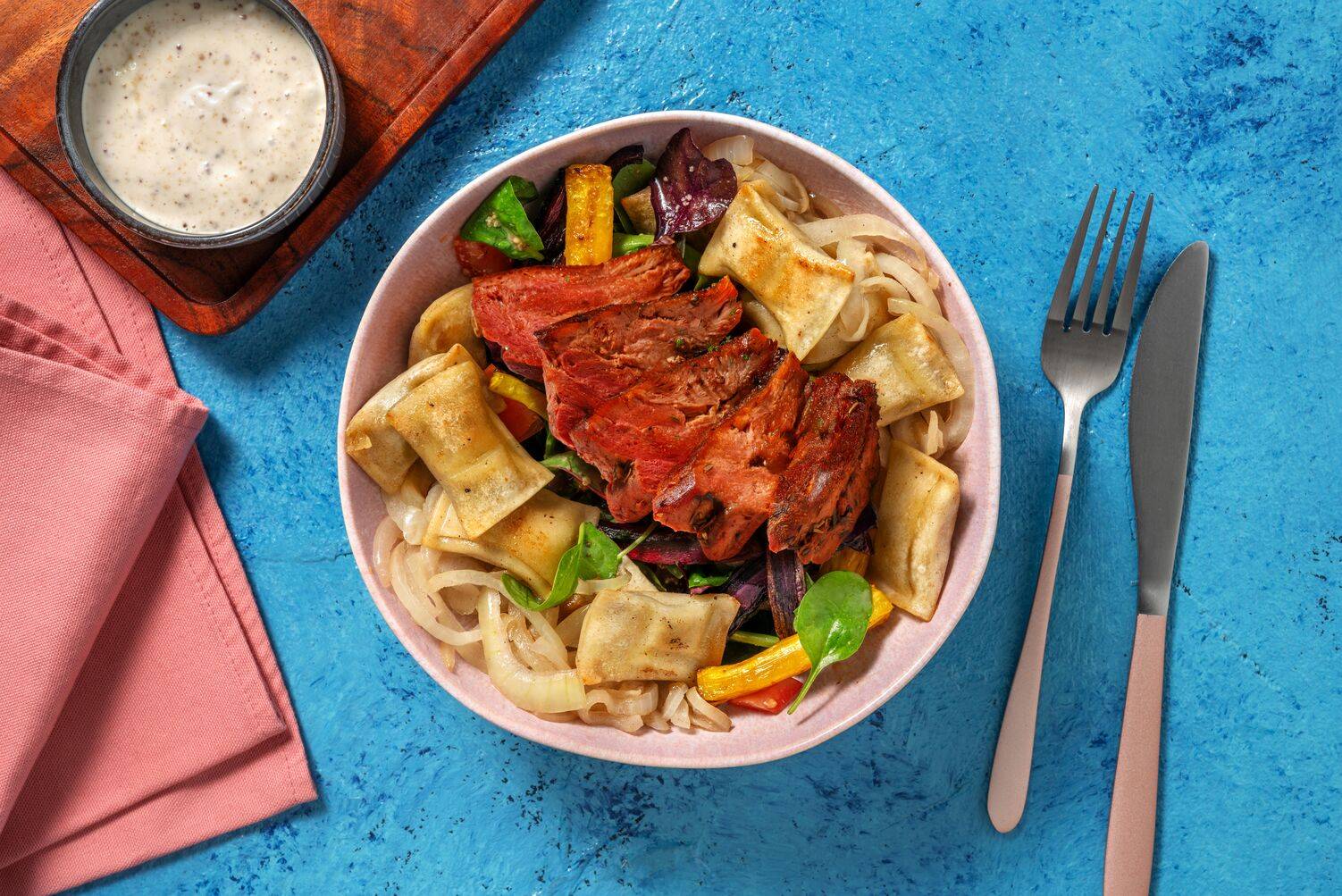 Maultaschen auf Wurzelgemüse-Salat mit extra veganen Filetstreifen