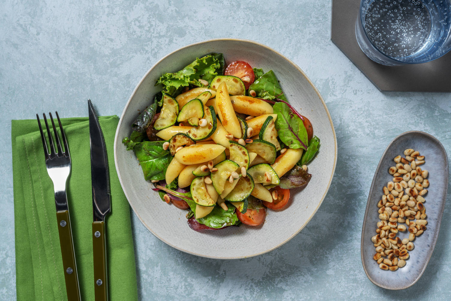 Schupfnudel-Salat mit Knoblauch-Zucchini