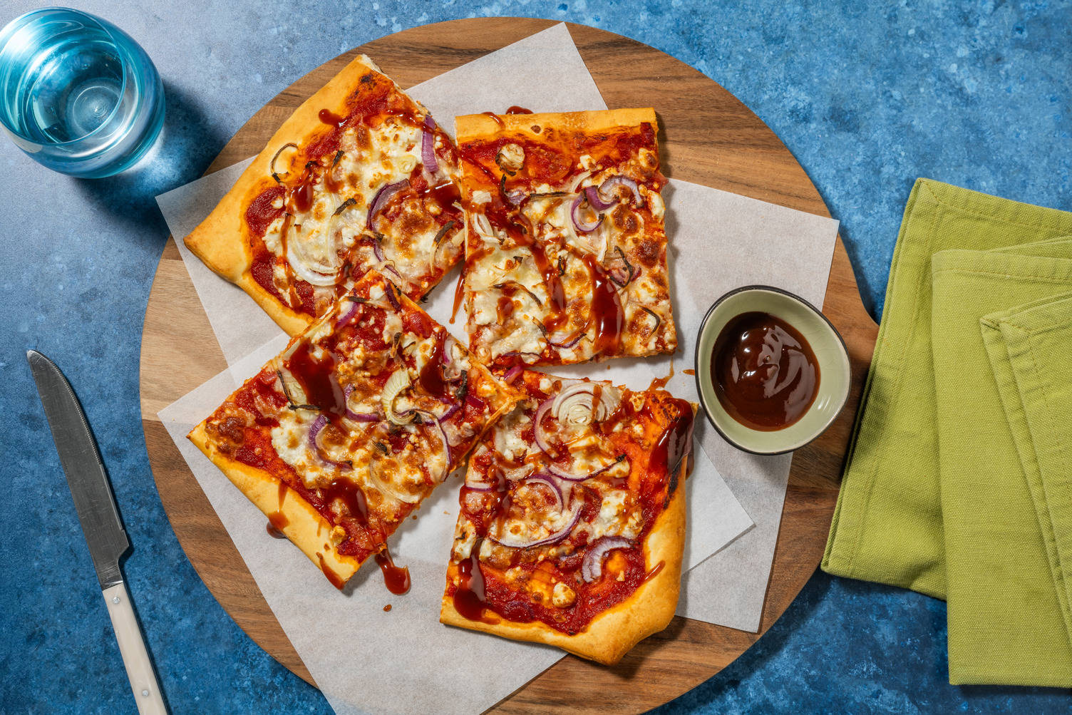 Cheese & Onion-pizza met barbecuesaus