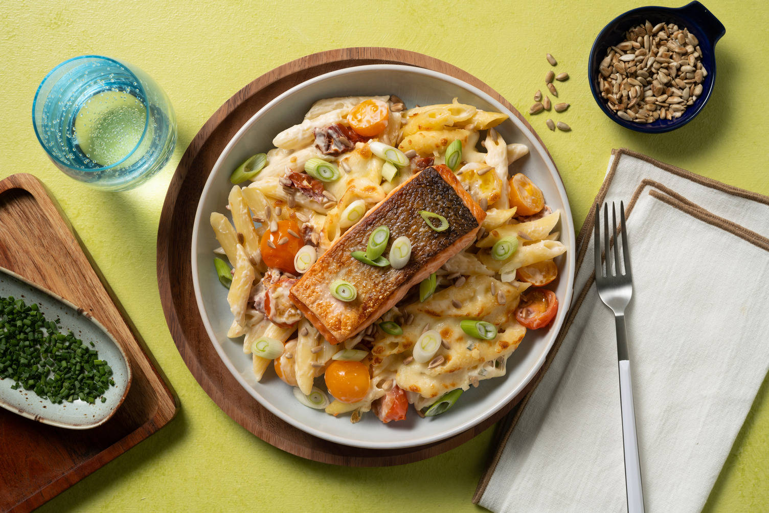 Käsiger Nudelauflauf mit Lachsfilet