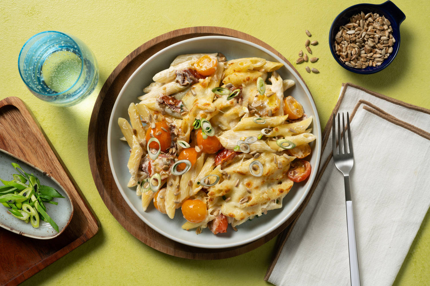 Käsiger Nudelauflauf mit Kirschtomaten