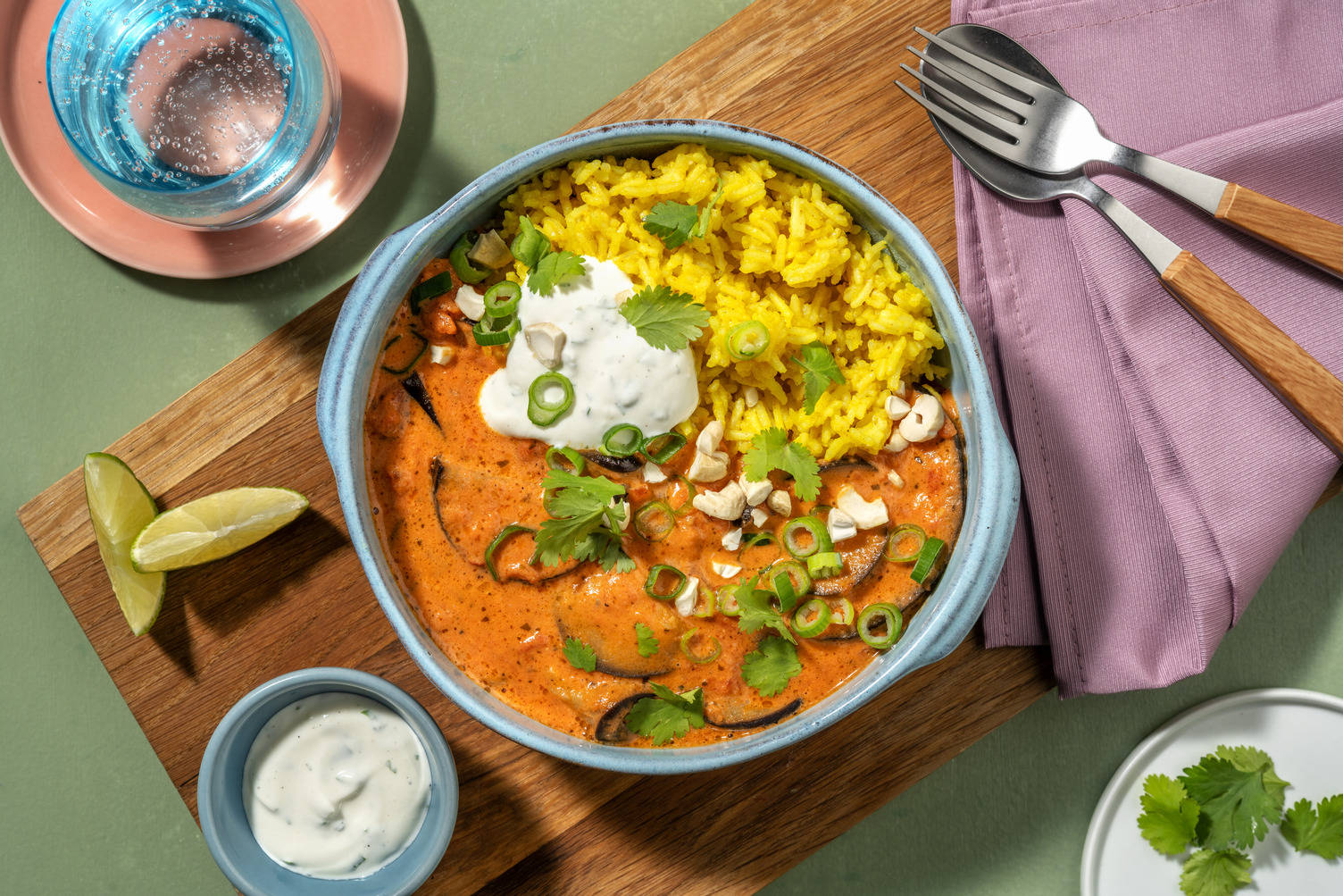 Pikante auberginecurry met kruidige yoghurtsaus