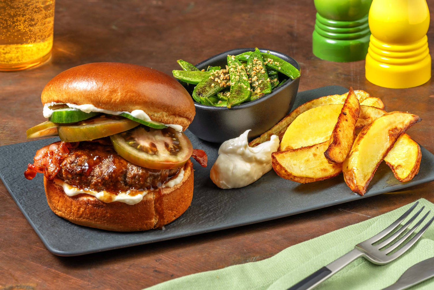 Teriyaki burger met ontbijtspek en brioche