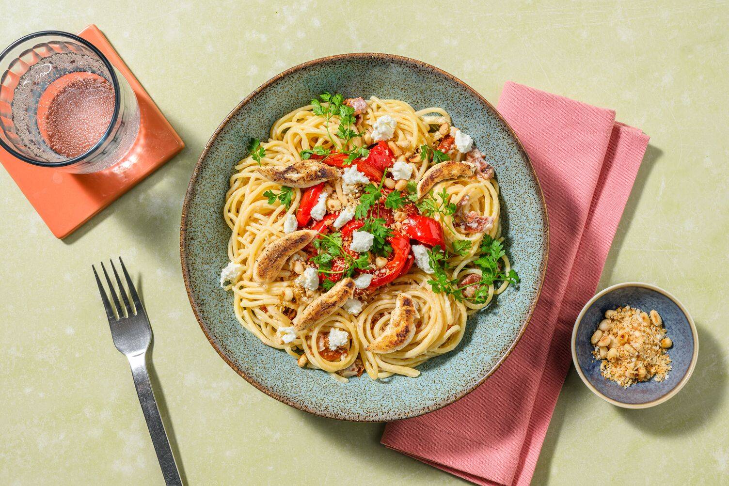 Cremet gedeostspaghetti med kyllingestrimler