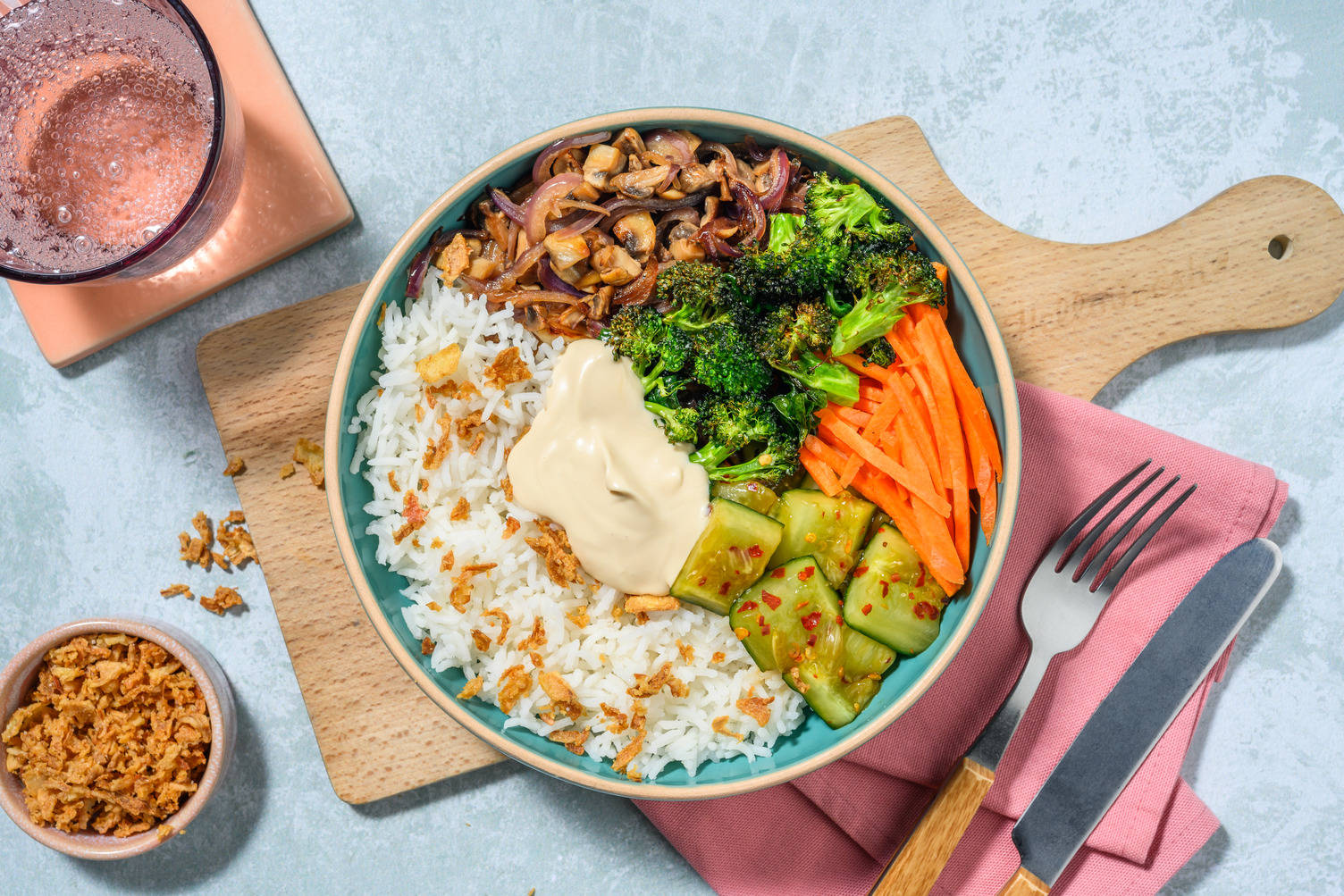Donburi-bowl med karamelliserede svampe med laks
