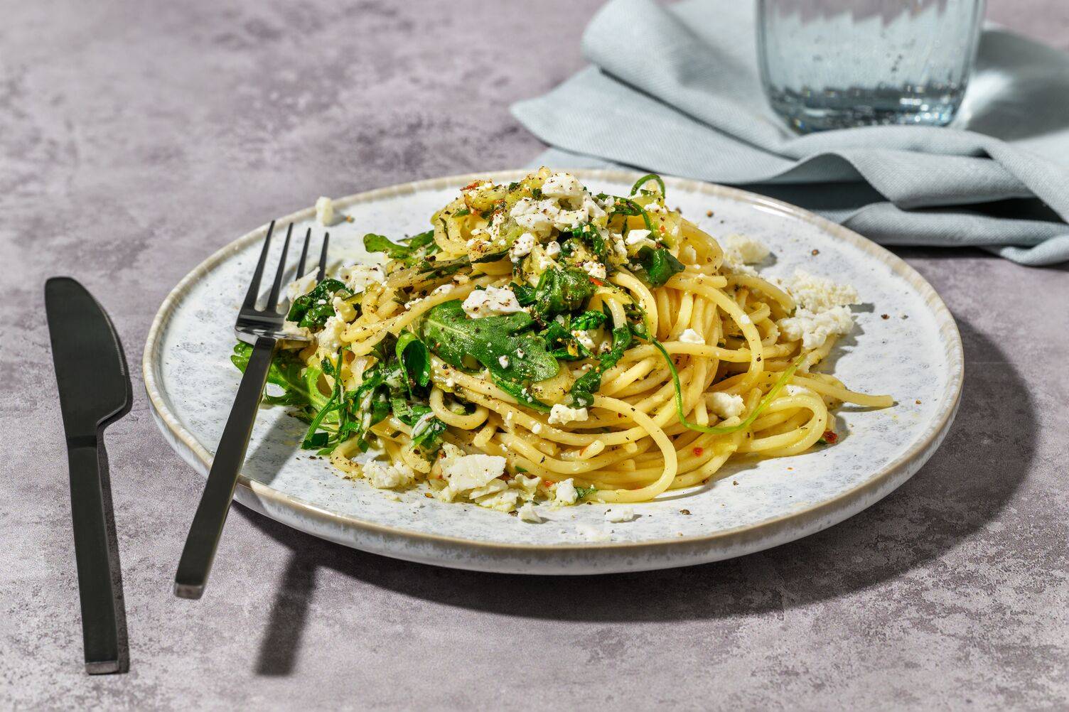 Italiensk pesto- og gedeost-spaghetti med laks