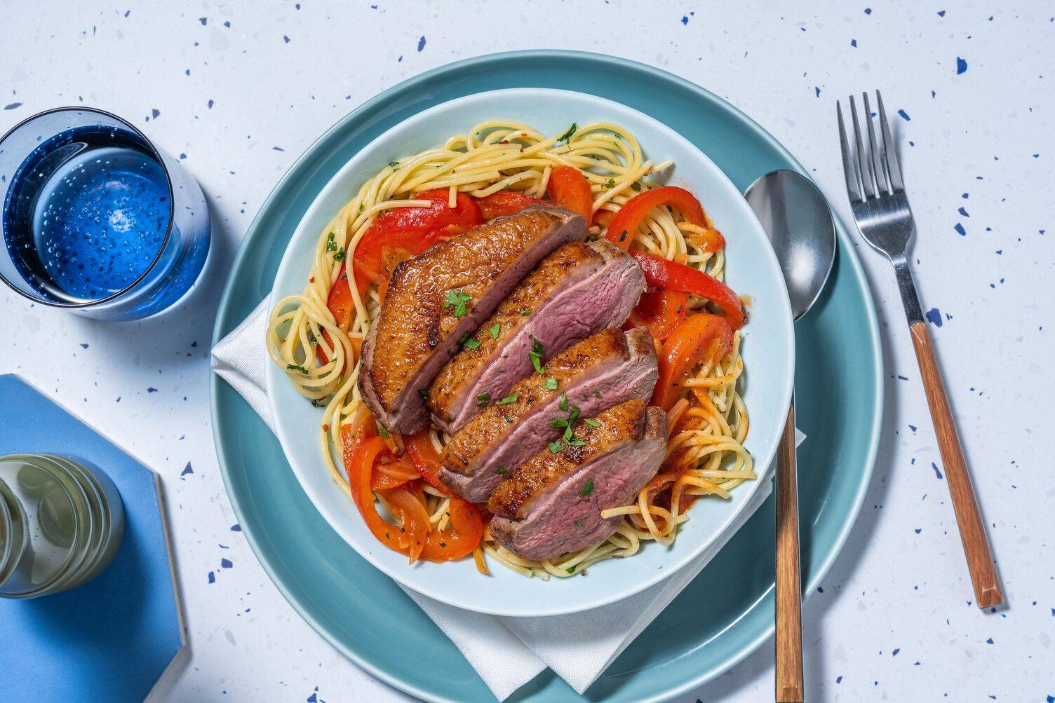 Entenbrust aus dem Ofen in Paprika-Tomaten-Soße