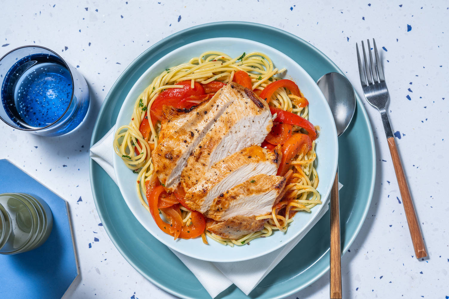 Putenbrust aus dem Ofen in Paprika-Tomaten-Soße