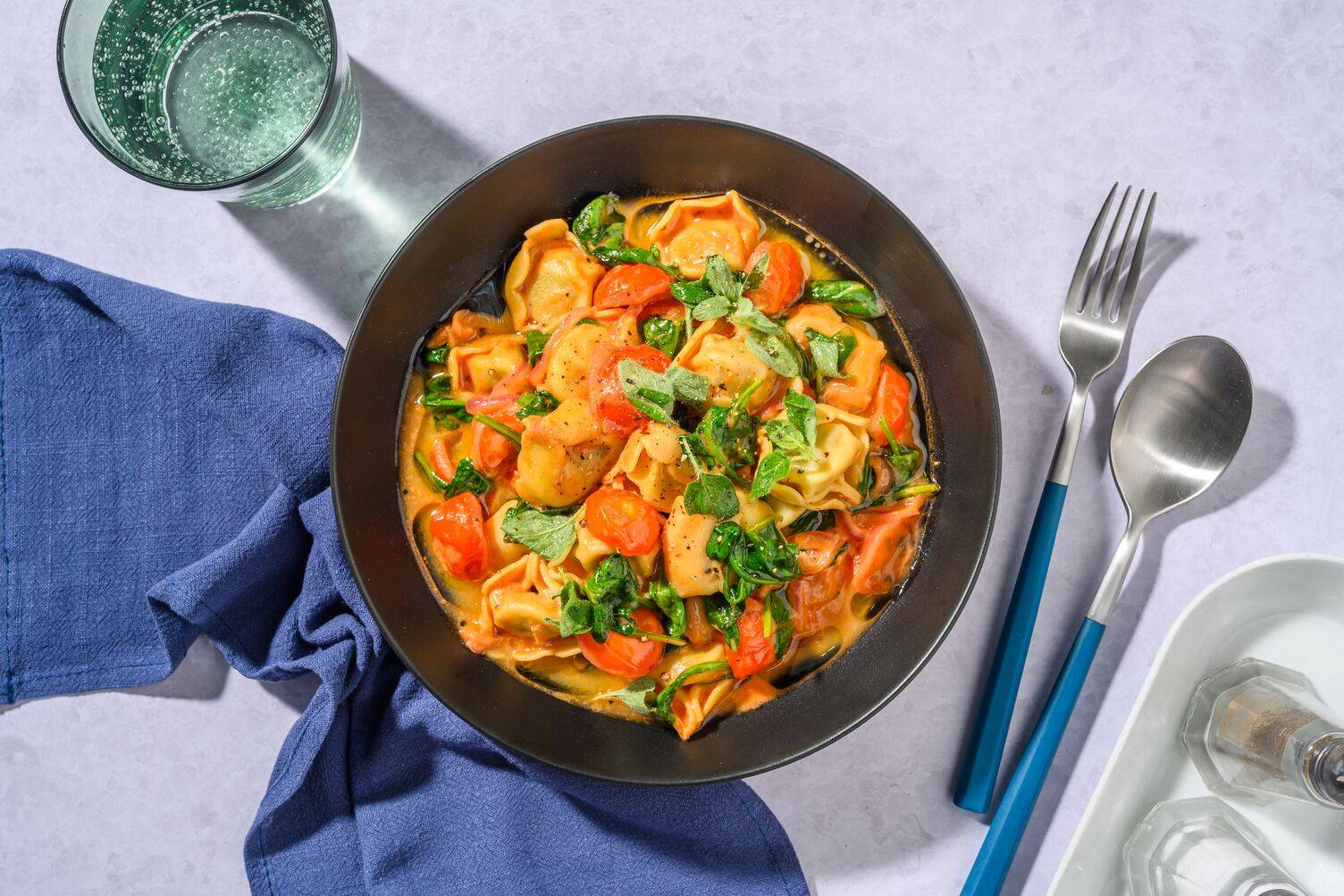 Hurtig cremet tomat-tortelloni med kylling