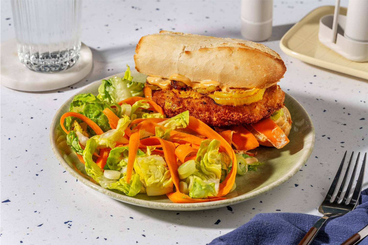 Tyskinspireret schnitzel-sandwich med bacon