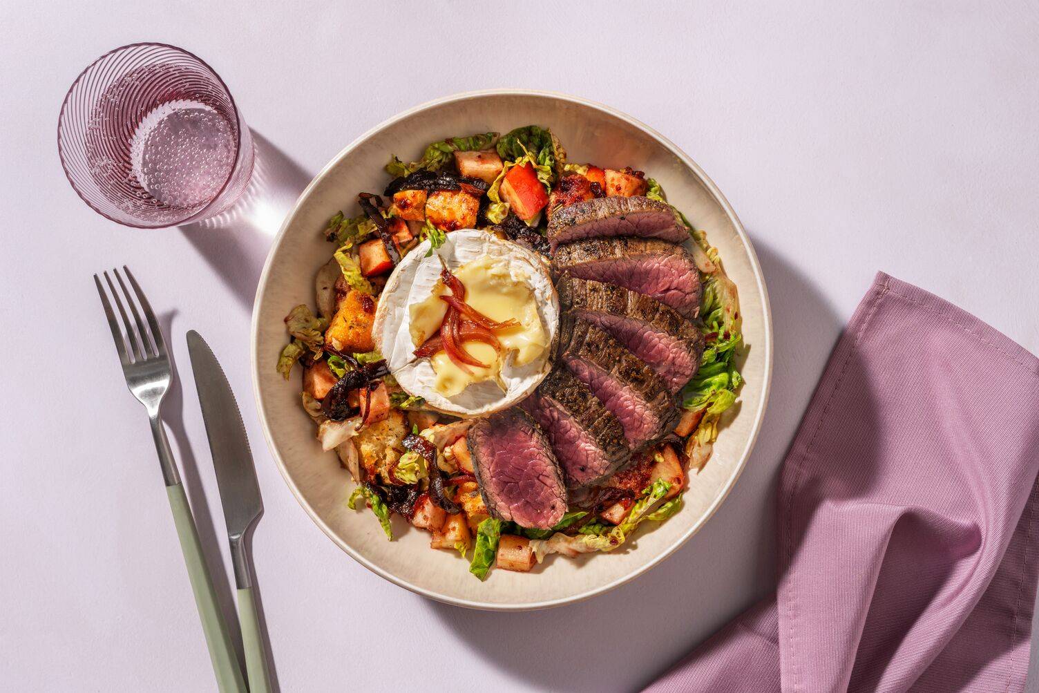 Brot-Salat mit Camembert & Weiderinderhüftsteak