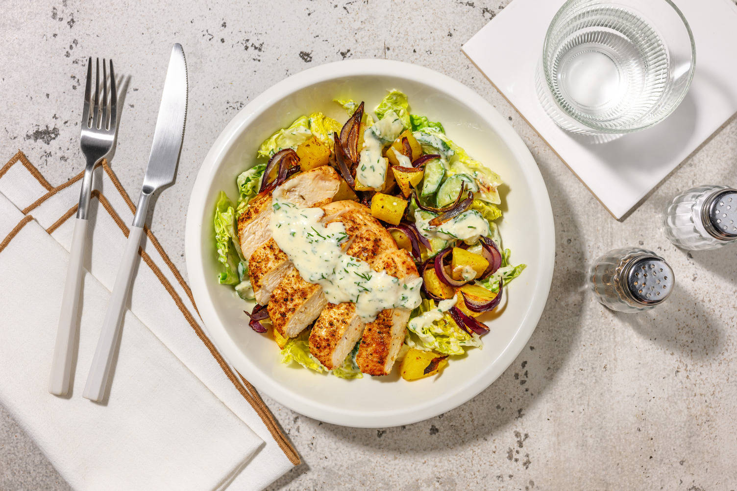 Knackiger Salat mit doppeltem Souflaki-Hähnchen