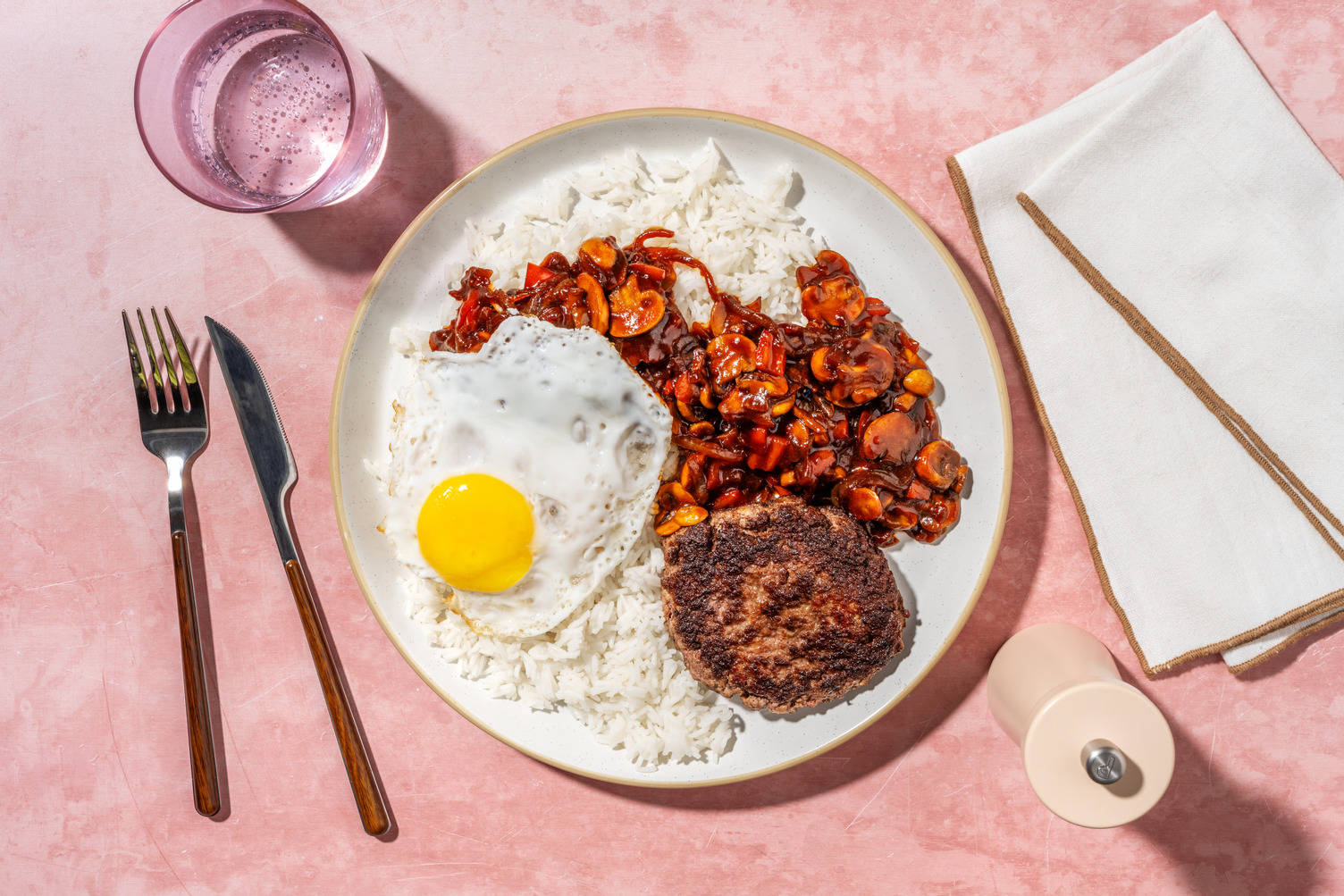 Hamburger op z'n Hawaïaans met sticky champignons